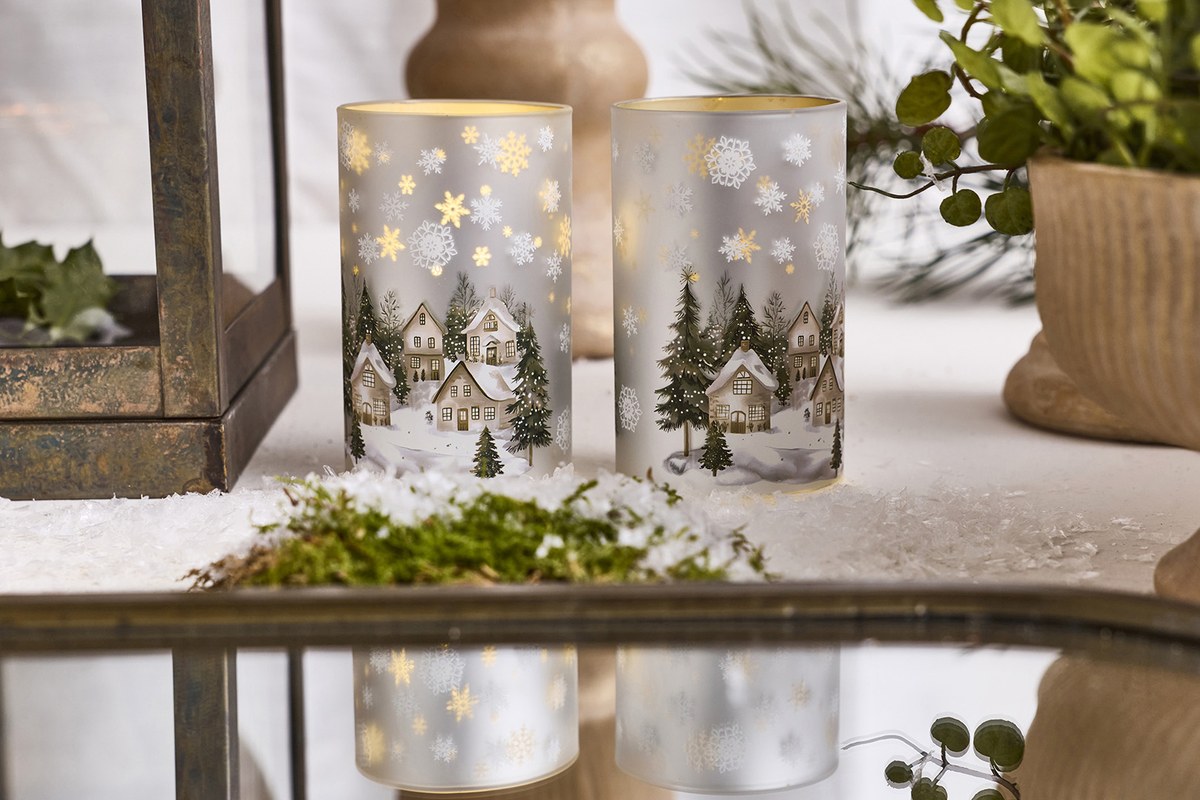 LED-glas med juleby – 12x7.5 cm – sølv – 6 timers timer