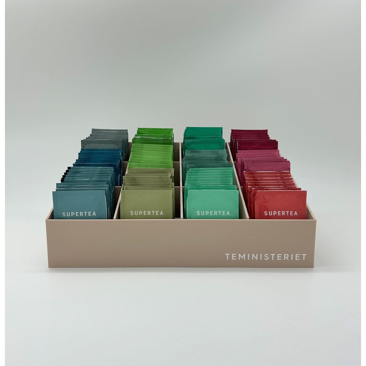 Supertea display med tebreve, minimalistisk beige design fra Teministeriet