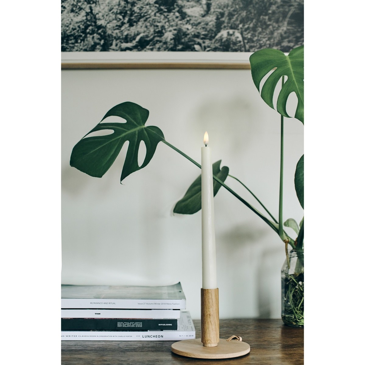 To autentiske LED kronelys med fjernbetjeningsfunktion, i et moderne design