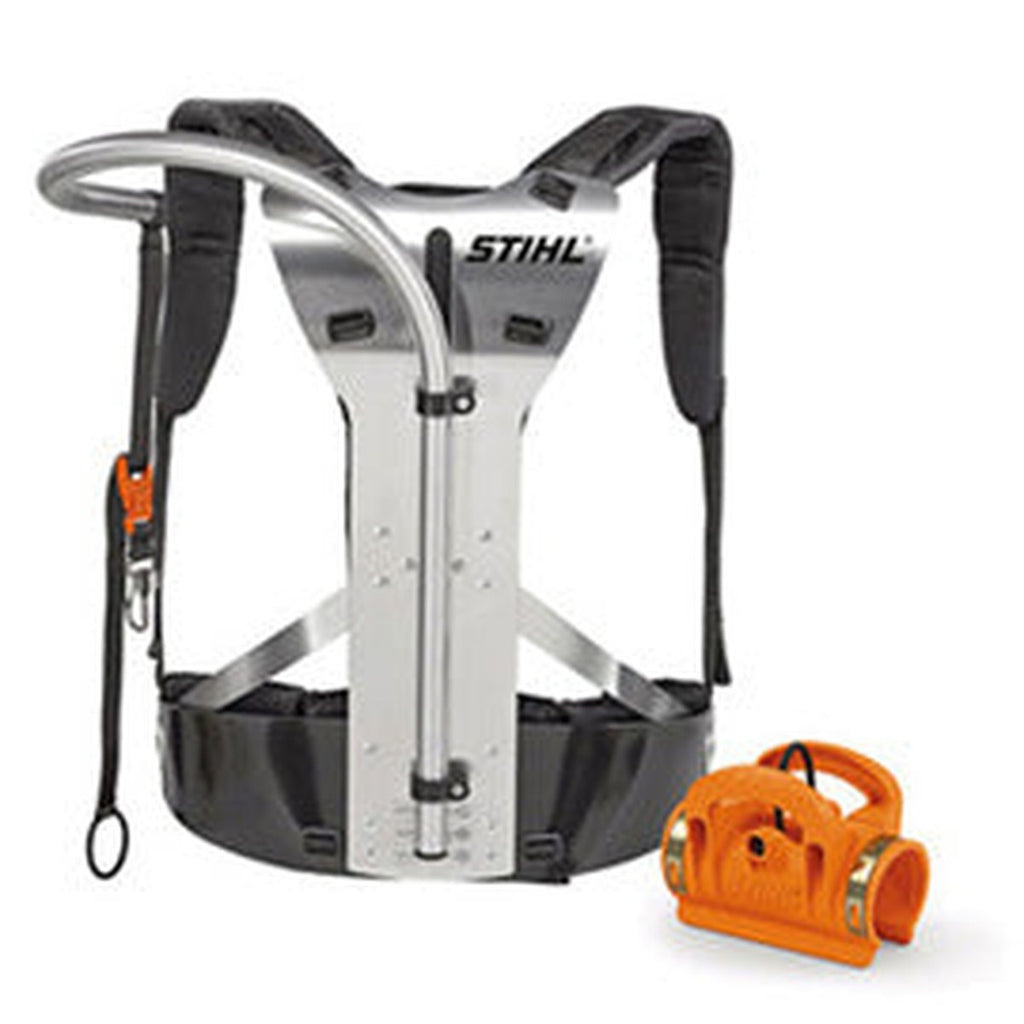 Stihl rygbæresystem med orange adapter til montering af haveredskaber